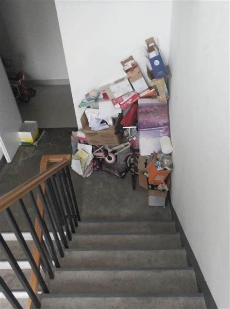 狂妄自大意思 公寓樓梯堆放雜物